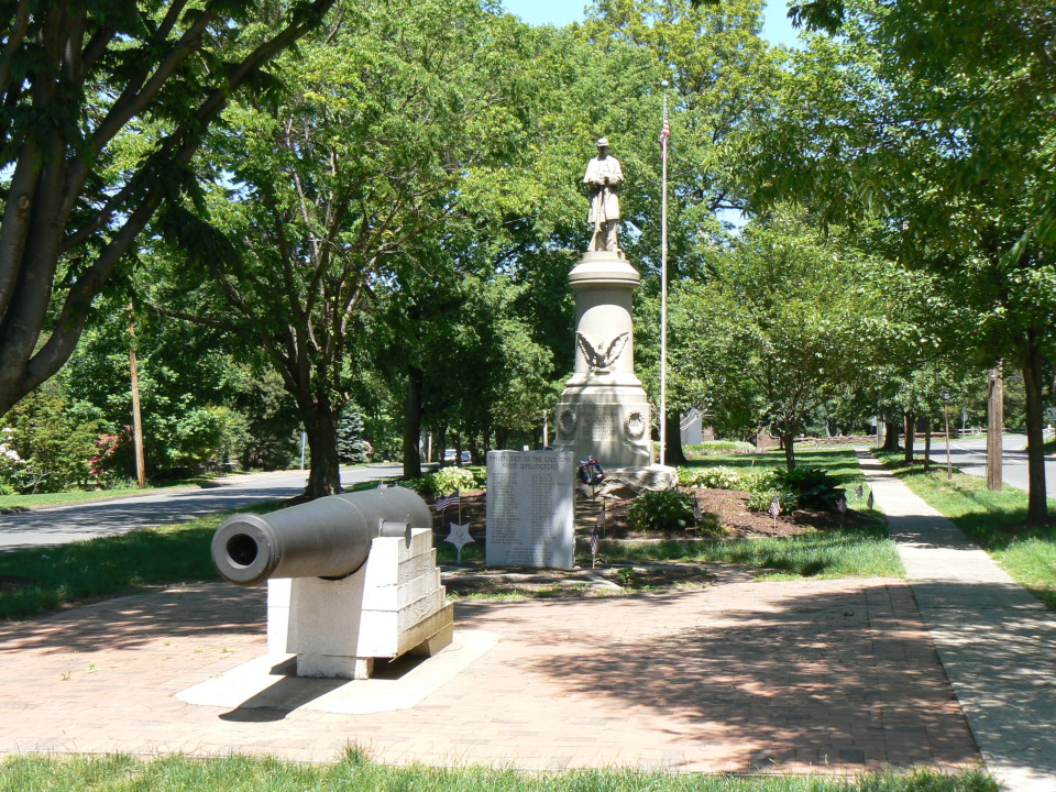 The monument in 2009. The cannonballs were probably donated to a World War II scrap drive. 